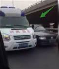 私家車故意阻擋救護車視