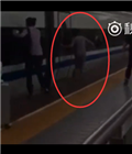 男子手指被列車門夾住視