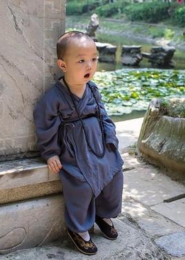 南京棲霞寺驚現最萌小“和尚” 還不滿2周歲 南京棲霞寺驚現最萌小“和尚” 還不滿2周歲